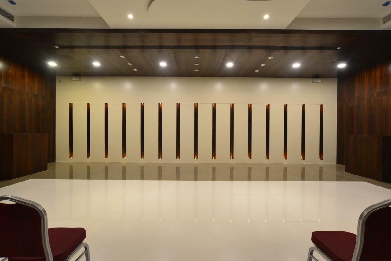 Hotel Jhankar Palace Dhule エクステリア 写真