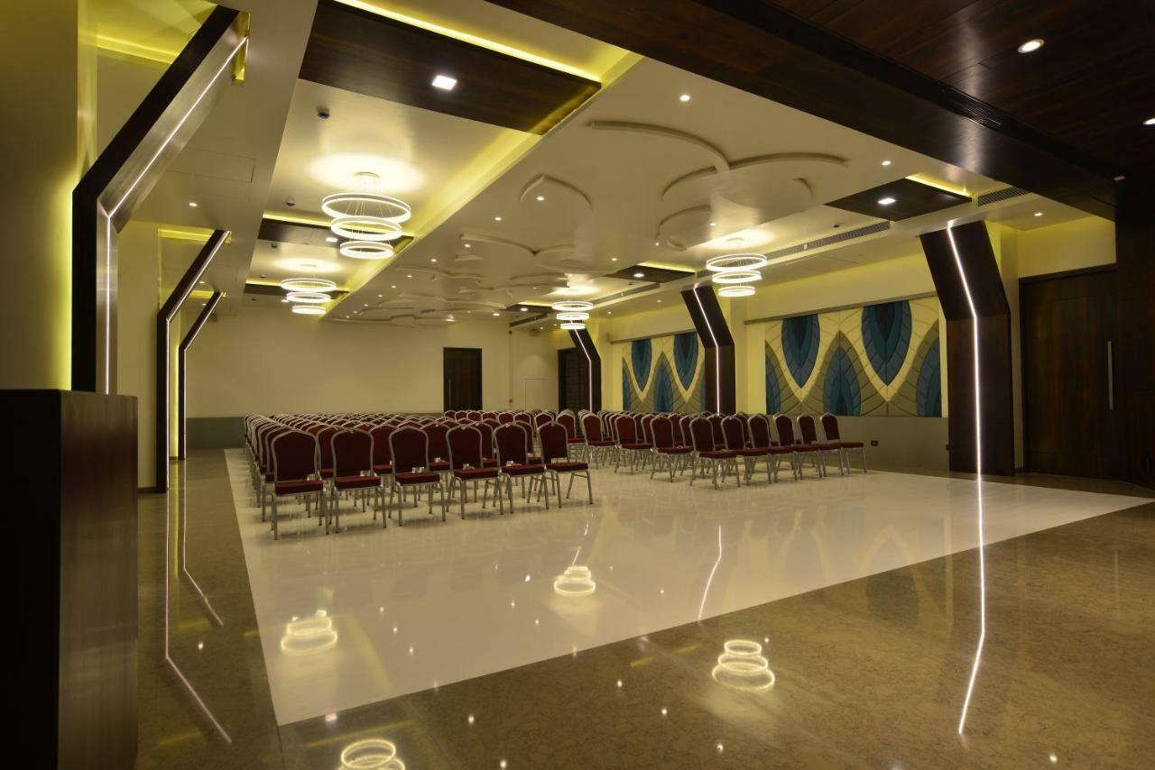 Hotel Jhankar Palace Dhule エクステリア 写真