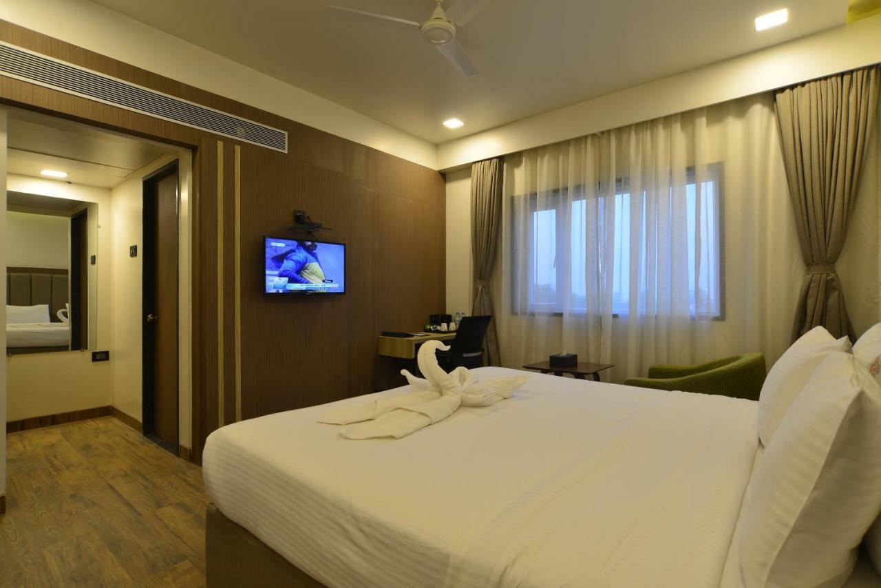 Hotel Jhankar Palace Dhule エクステリア 写真