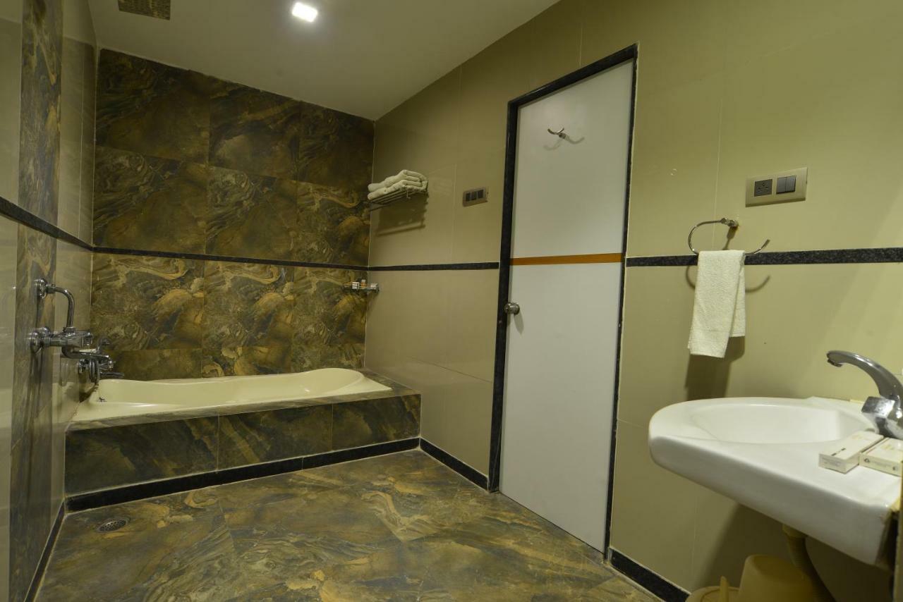 Hotel Jhankar Palace Dhule エクステリア 写真