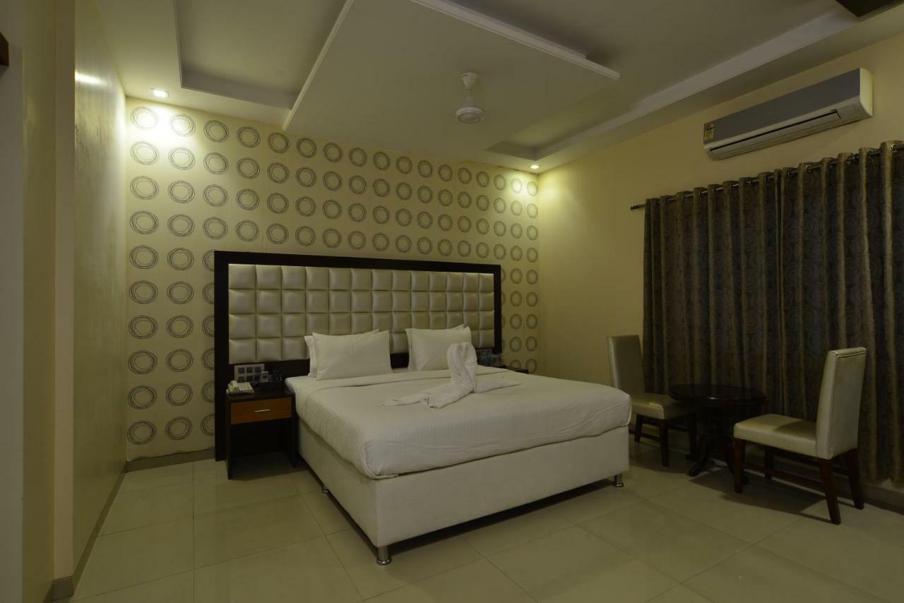 Hotel Jhankar Palace Dhule エクステリア 写真