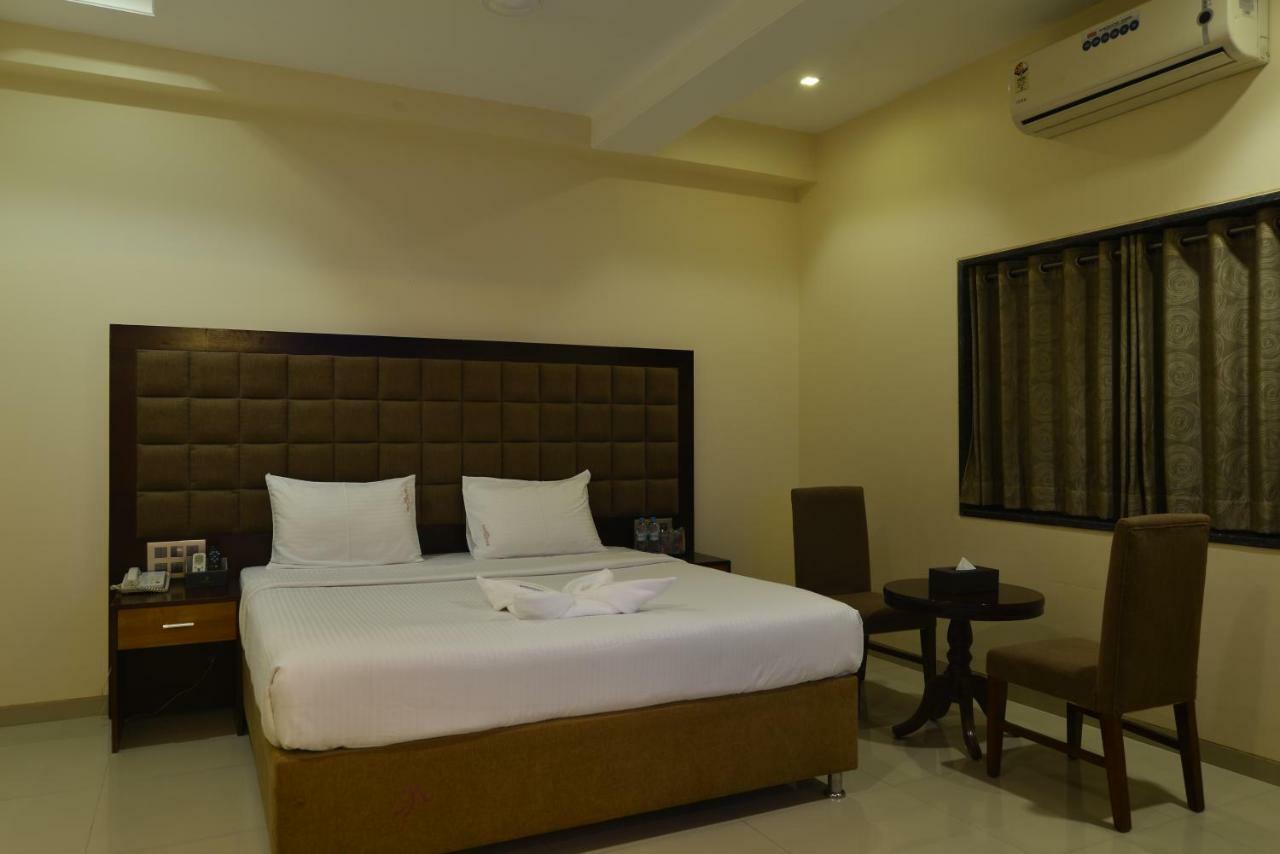Hotel Jhankar Palace Dhule エクステリア 写真