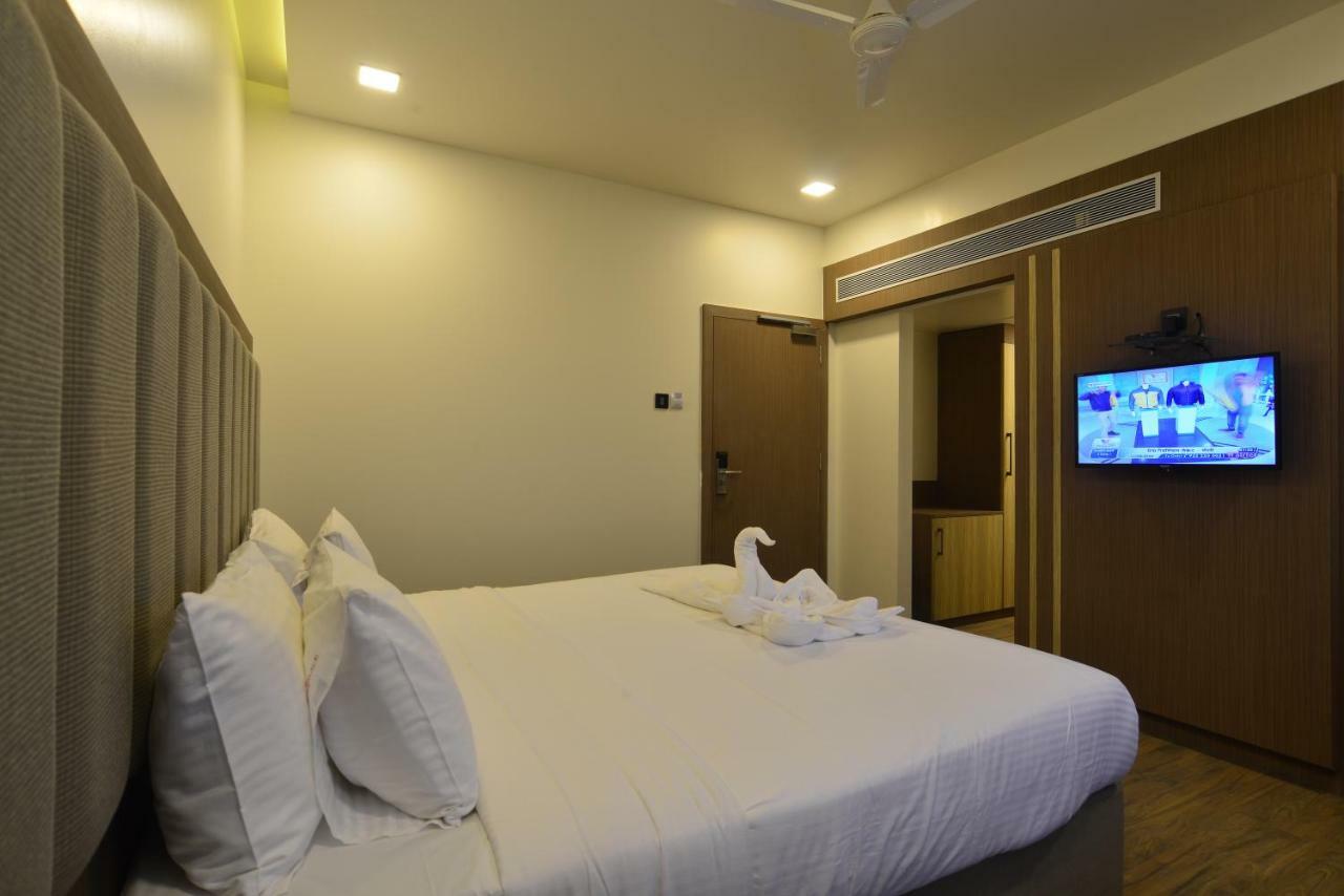 Hotel Jhankar Palace Dhule エクステリア 写真
